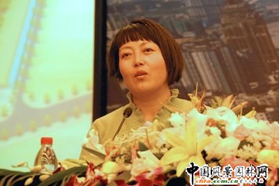 重慶大學建筑城規學院副院長杜春蘭主持會議