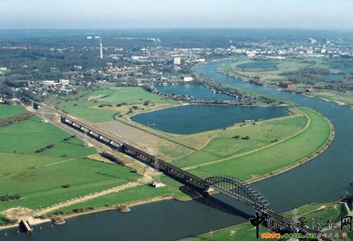 �������O�c���o���lչ�c���m֮�g��ƽ��