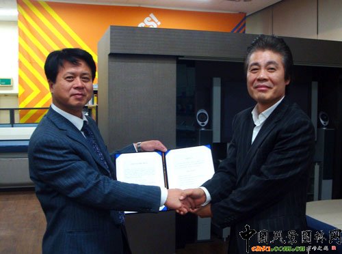 11��9����ɽ�|��W������Уˇ�g(sh��)�WԺ�O(sh��)Ӌϵ������ꖽ����S�WУ"�������v��"��5�ڳ��L�n��������W����