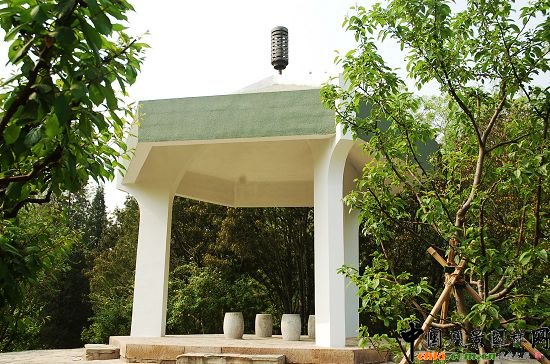 公園原有牡丹園南側(cè)山坡上的三柱亭