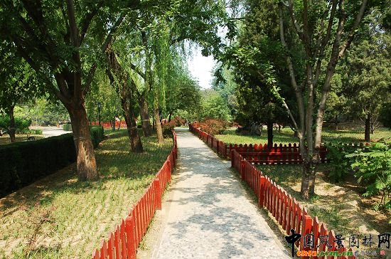 日本園內卵石小路和重新油飾的木柵欄