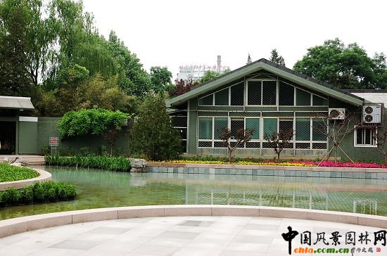 茶舍水池及水池南側鋪裝圓臺效果