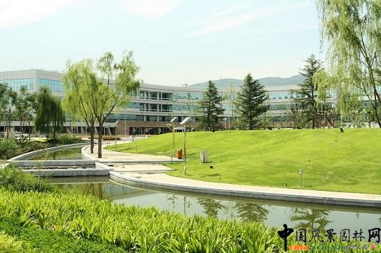 水因山轉(zhuǎn)