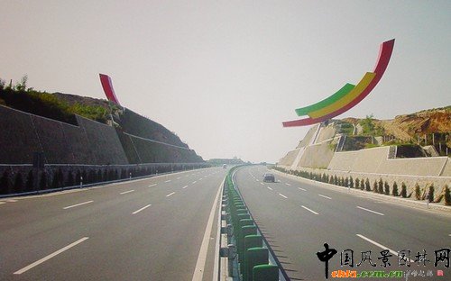 ���\����