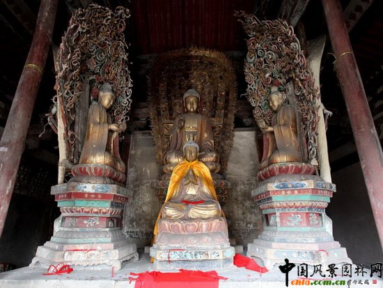 ���d������ Statue in Faxing Temple