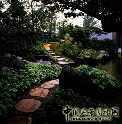 枡野俊明 中庭 瀑松庭