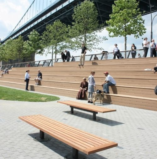 這些長椅連接了公園上下兩層，并提供充足的空間在碼頭上摻望、聚會、思考