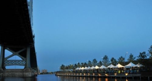 晚上看碼頭北側的長廊和富蘭克林大橋