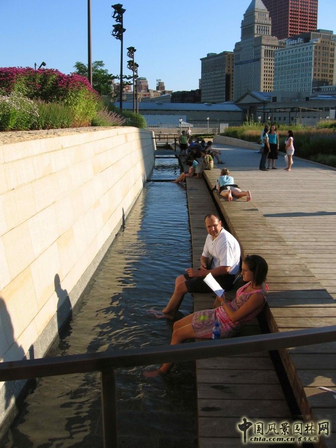 “縫隙”為人們提供了一個隨意的座椅,芝加哥人可以坐在這里伸個懶腰,將腳趾伸進水中納涼