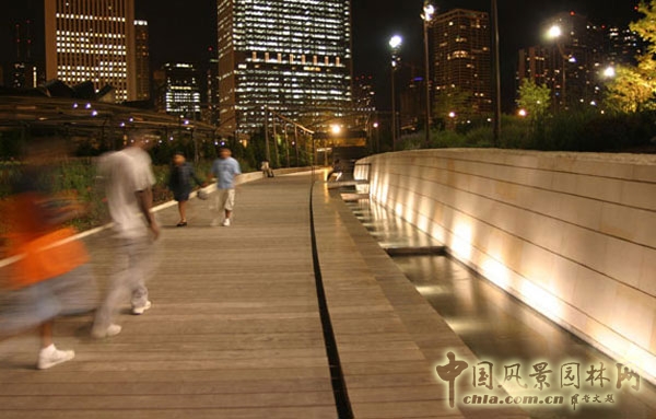 在夜晚，“縫隙”墻是整個花園最精彩的部分