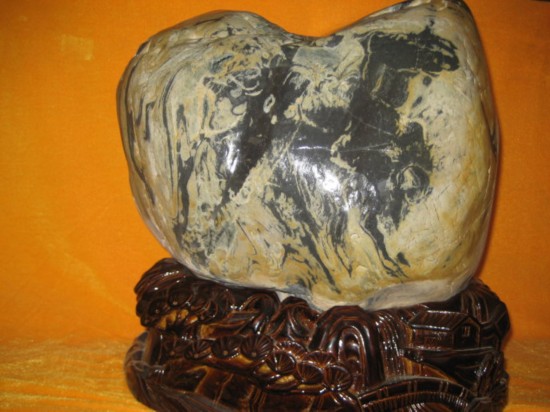 青海驚現(xiàn)徐悲鴻奔馬黃河奇石