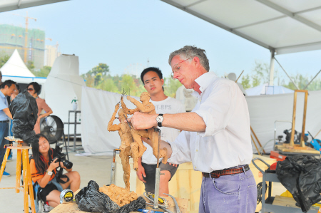 英國雕塑家米勒正對著模特制作籃球運動雕塑，他擅長具像寫實的人物雕塑。