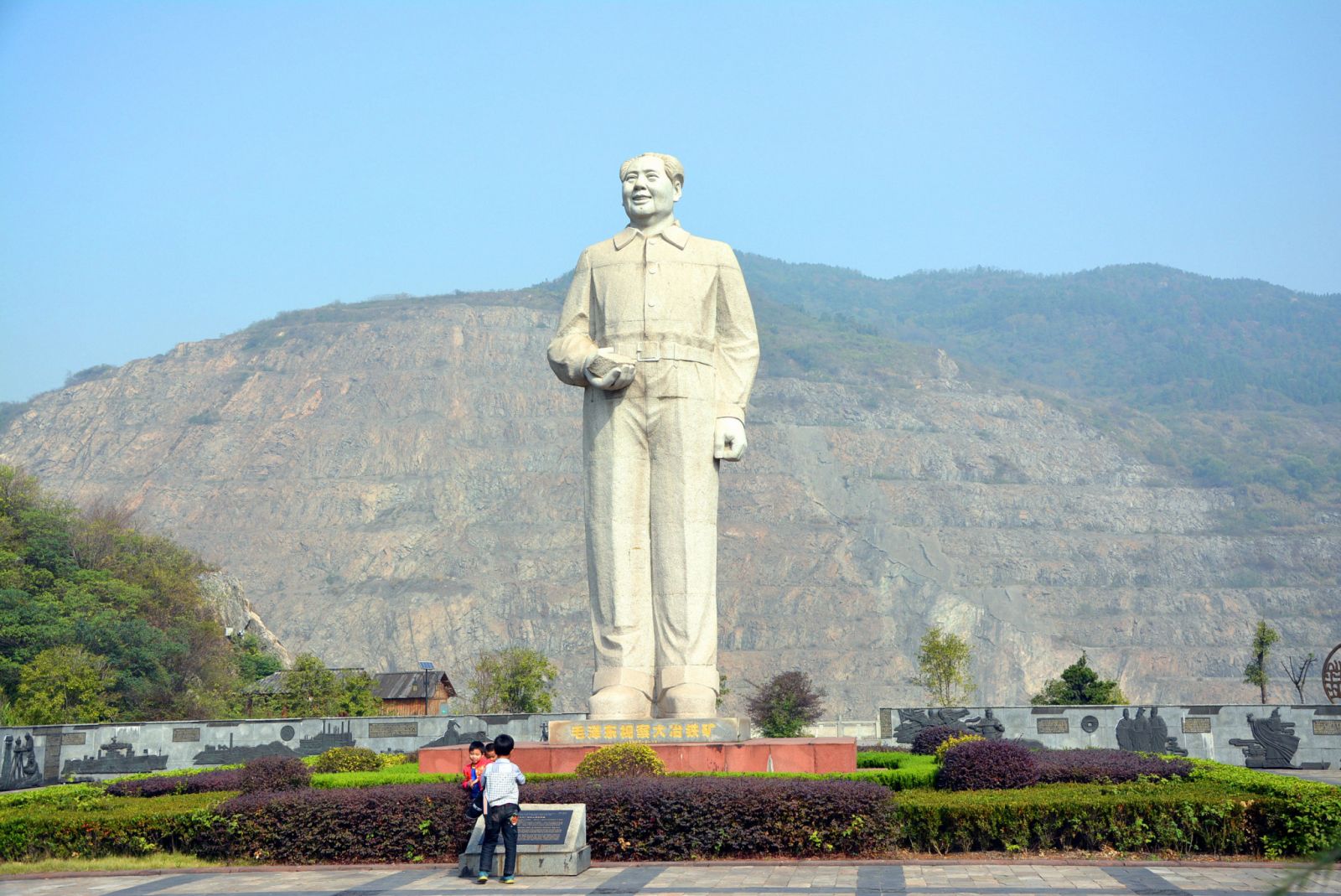 唯一一尊手托鐵礦石的毛主席雕像