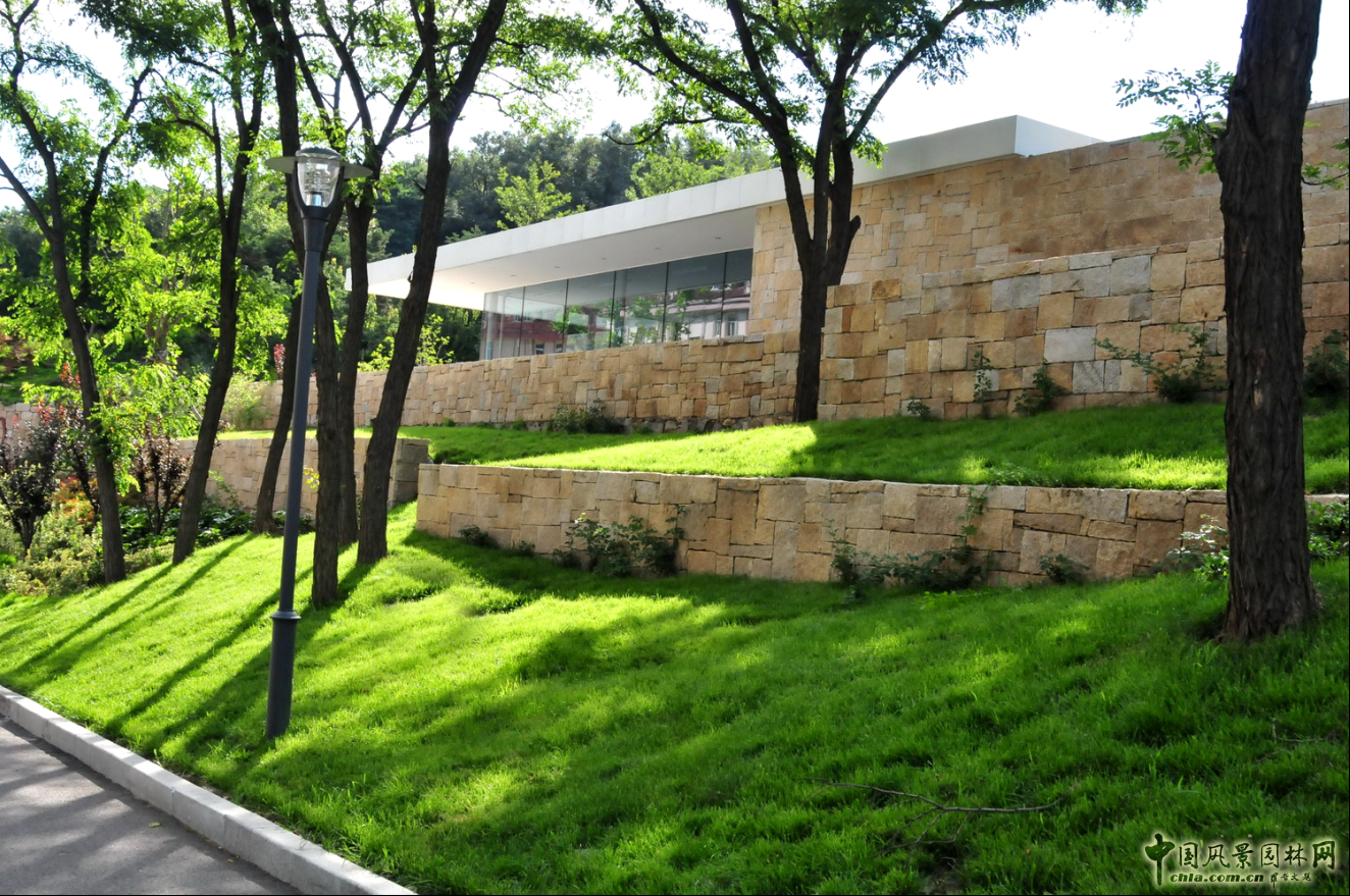 管理房公廁等建筑與山體樹木的結合