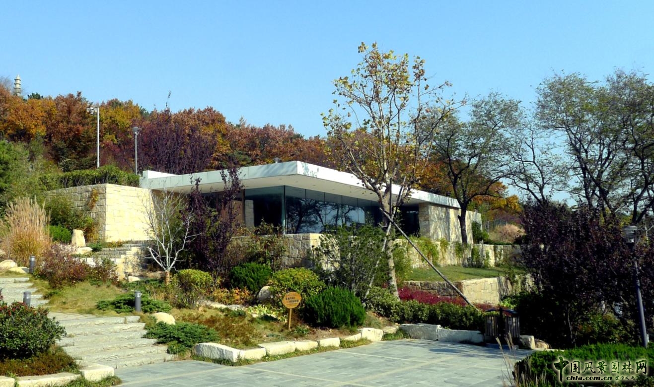 管理房公廁等建筑與山體樹木的結合