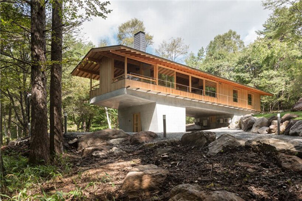 日本:混凝土基座上的林中小屋