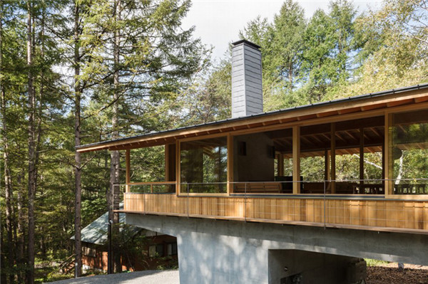 日本：混凝土基座上的林中小屋