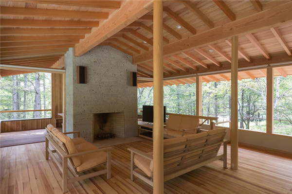 日本:混凝土基座上的林中小屋