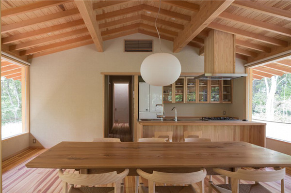 日本:混凝土基座上的林中小屋