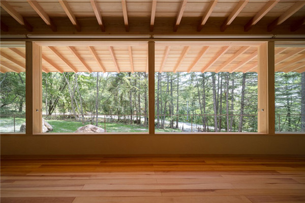 日本:混凝土基座上的林中小屋