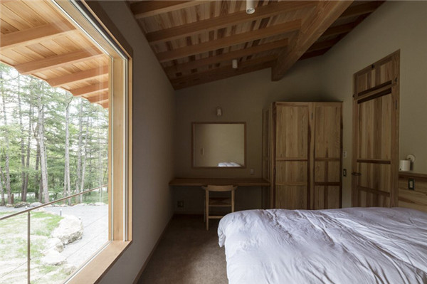 日本：混凝土基座上的林中小屋