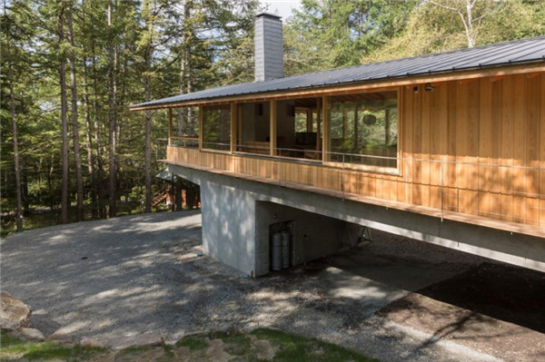 日本：混凝土基座上的林中小屋