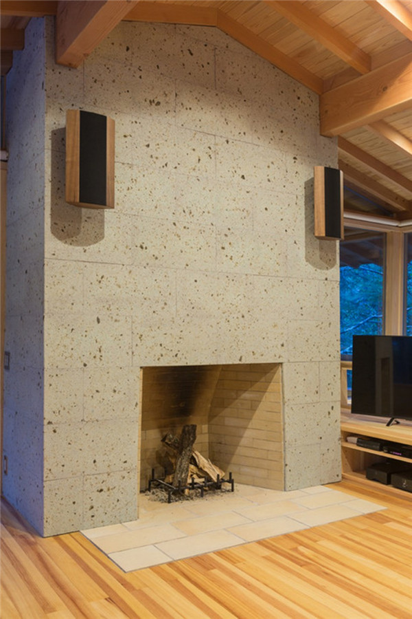 日本:混凝土基座上的林中小屋