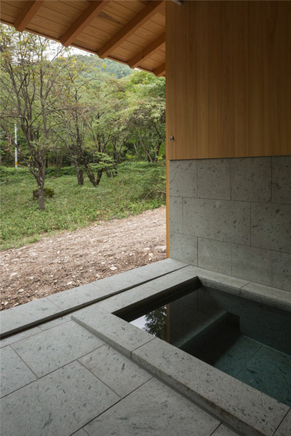 日本:混凝土基座上的林中小屋