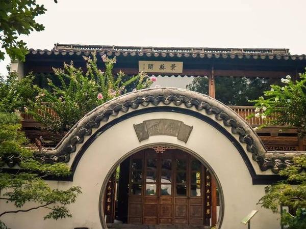 西湖邊上靈動的中國古典園林