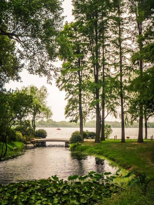 西湖邊上靈動的中國古典園林