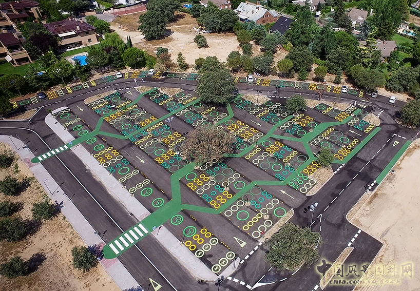 馬德里樹形結構校園停車場景觀