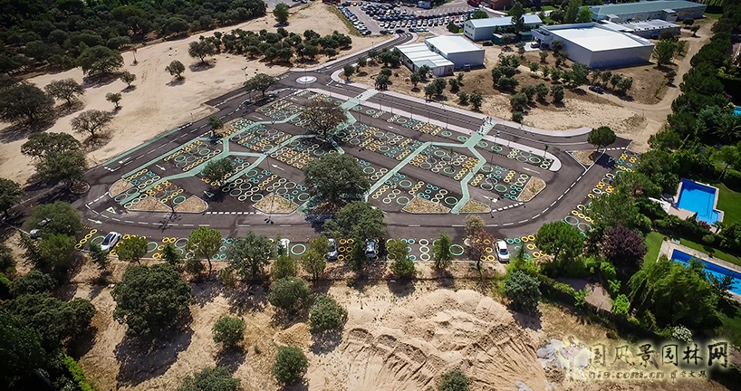 馬德里樹形結(jié)構(gòu)校園停車場景觀