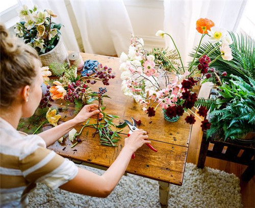 實(shí)用插花技巧 一招輕松裝點(diǎn)辦公桌