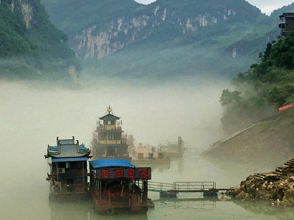 重慶龔灘古鎮現河霧奇觀美輪美奐如仙境