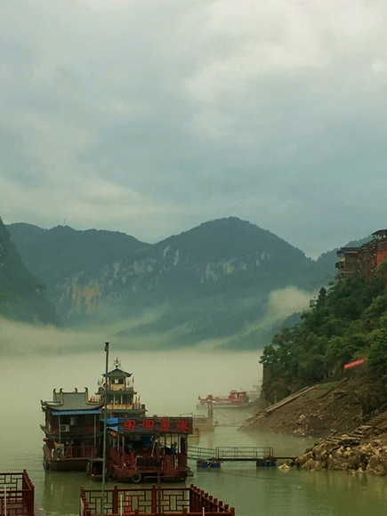 重慶龔灘古鎮現河霧奇觀美輪美奐如仙境