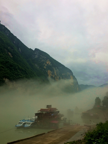 重慶龔灘古鎮現河霧奇觀美輪美奐如仙境