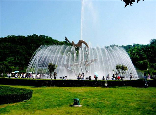 用流動藝術(shù)展現(xiàn)水滴之美