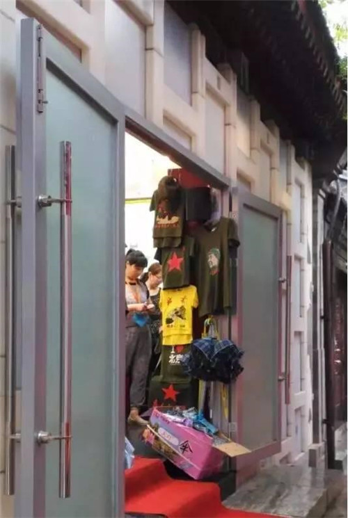 隈研吾爆改的故宮邊茶室，現竟變小商品攤！