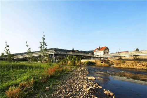 法國小鎮(zhèn)拉翁萊塔普沿著默爾特河岸