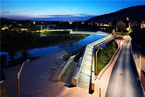 法國小鎮拉翁萊塔普沿著默爾特河岸