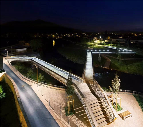 法國小鎮拉翁萊塔普沿著默爾特河岸