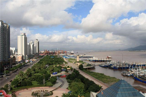 浙江省中部的一座沿海旅游城市臺(tái)州