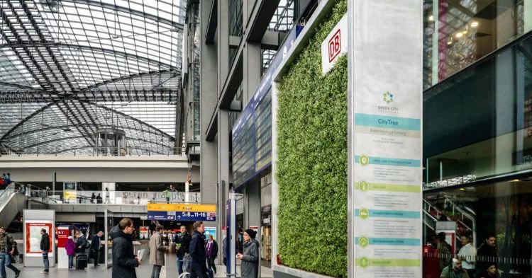 街道上的植物墻,路人會豎起拇指