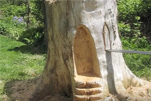 男子將爛樹(shù)樁改造成了小鎮(zhèn)景點(diǎn)