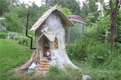 男子將爛樹(shù)樁改造成了小鎮(zhèn)景點(diǎn)