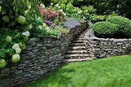 一面石頭墻,美了一個院子