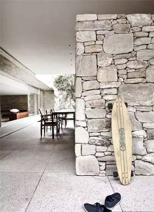 一面石頭墻,美了一個院子