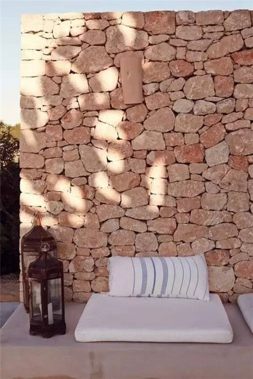 一面石頭墻,美了一個院子