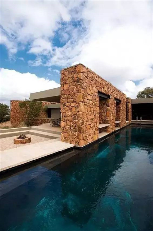 一面石頭墻，美了一個院子