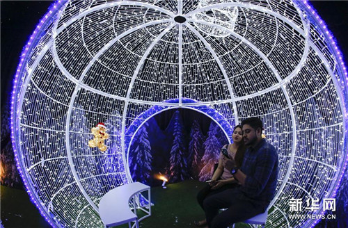 新加坡舉辦圣誕雕塑燈光展(組圖)